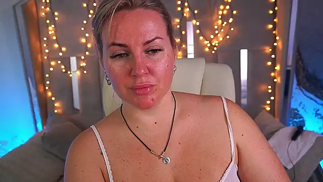 KiraCandyS online show from June 20, 2026, 7:49 pm