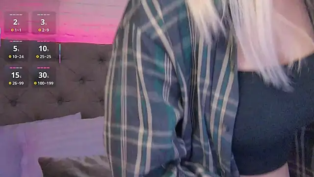 Snapshot of Born_to_Blow chatting on October 17, 2025, 1:20 am Born to Blow online show from October 17, 2025, 1:20 am