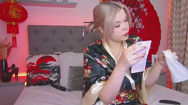 Snapshot of Born_to_Blow chatting on October 27, 2025, 1:20 am Born to Blow online show from October 27, 2025, 1:20 am