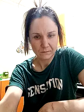 Snapshot of Holly_Bette chatting on February 4, 2025, 4:48 am Holly Bette online show from February 4, 2025, 4:48 am