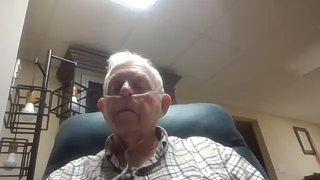 Snapshot of bootlegmanz chatting on October 31, 2025, 5:25 pm bootlegmanz online show from October 31, 2025, 5:25 pm