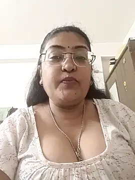 LAVERNIYA  online show from September 9, 2025, 12:37 pm