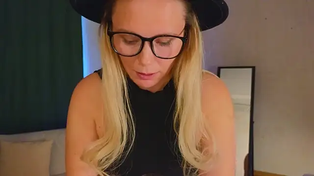 Snapshot of Charming_Daphny chatting on December 10, 2024, 7:47 am Charming Daphny online show from December 10, 2024, 7:47 am