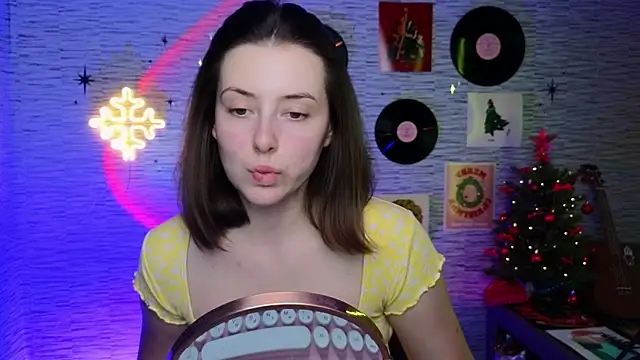 GloriaElmer online show from December 18, 2024, 2:28 pm