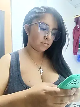 Snapshot of _Angelinaandrade_ chatting on November 26, 2025, 12:33 am Angelinaandrade online show from November 26, 2025, 12:33 am