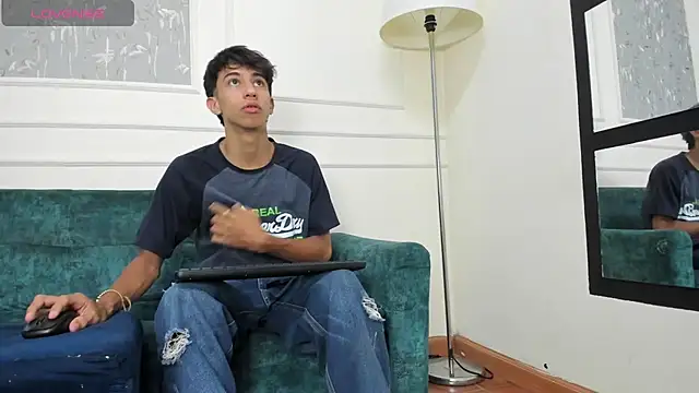 Snapshot of Lucian_Davi chatting on December 23, 2024, 3:23 pm Lucian Davi online show from December 23, 2024, 3:23 pm