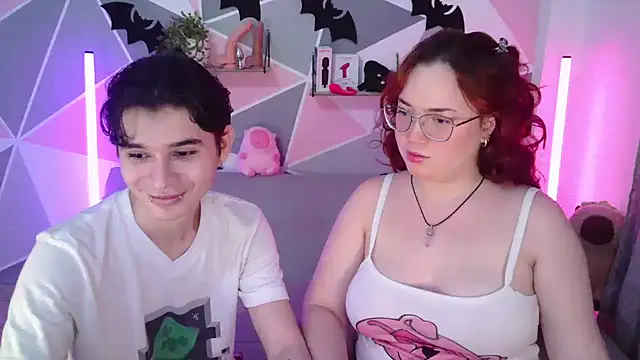 Snapshot of AndrewAnndCherry chatting on October 11, 2025, 12:32 am AndrewAnndCherry online show from October 11, 2025, 12:32 am