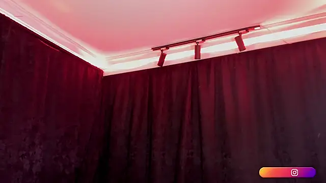 MiaKnox online show from May 1, 2026, 12:04 am