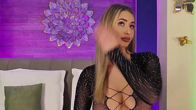 LoraDevine online show from April 30, 2026, 7:53 pm