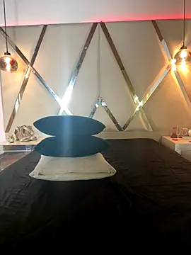 Snapshot of MarielQueenx chatting on October 2, 2025, 4:41 am MarielQueenx online show from October 2, 2025, 4:41 am