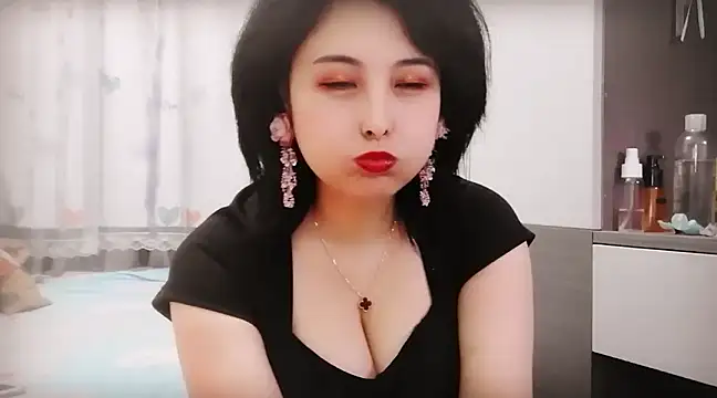 Snapshot of Hanicarrot chatting on February 8, 2025, 12:17 am Hanicarrot online show from February 8, 2025, 12:17 am