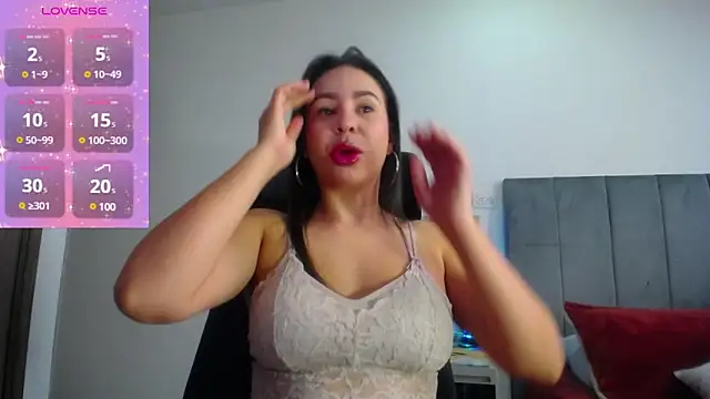 Shantalhotx69 online show from March 4, 2025, 12:44 pm