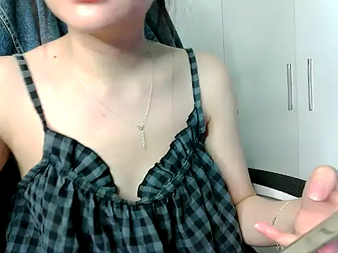 Yin-girl online show from November 10, 2025, 4:17 pm