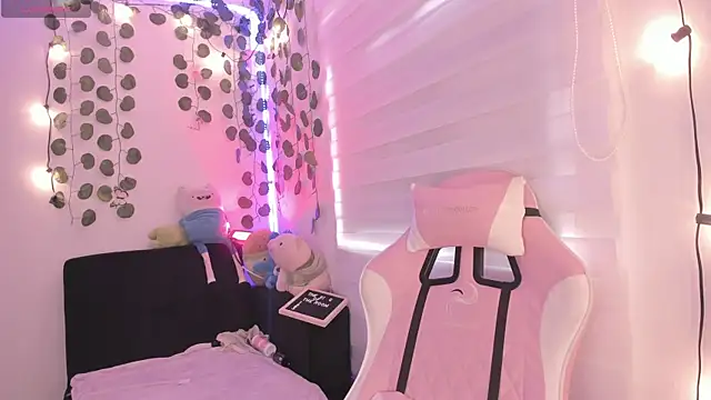 moonliiiight1 online show from February 7, 2025, 9:15 pm