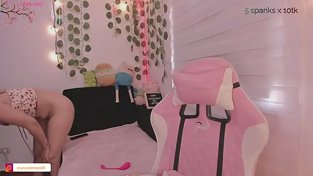 moonliiiight1 online show from February 15, 2025, 8:11 pm