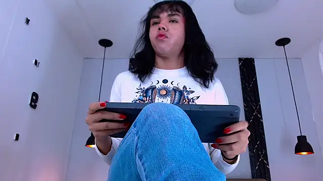 AndreaGil  online show from October 2, 2025, 12:45 pm