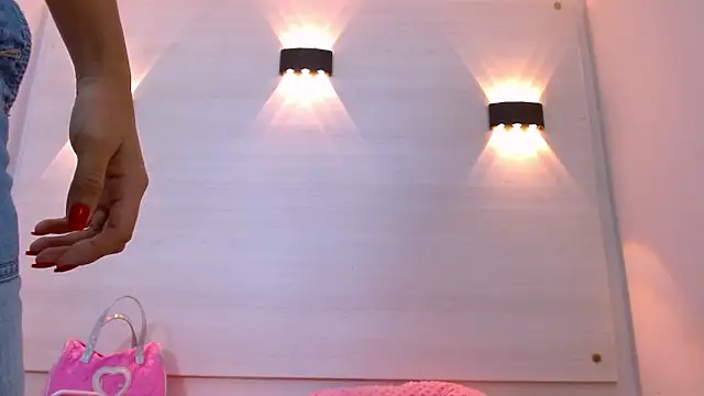 AndreaGil  online show from November 6, 2025, 12:50 pm