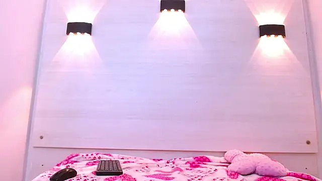 AndreaGil  online show from November 11, 2025, 12:05 pm