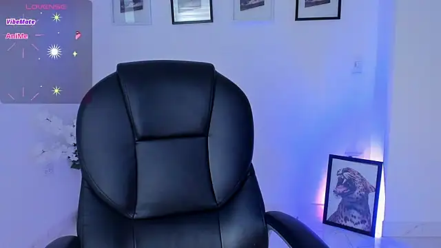 ellarosee  online show from February 10, 2026, 6:45 pm