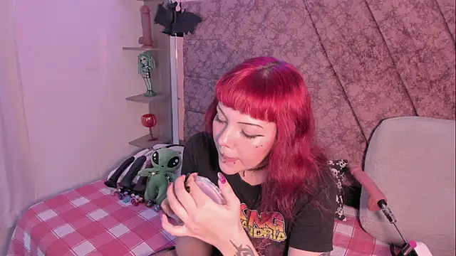 Sarah-Stoner online show from November 24, 2025, 9:36 pm