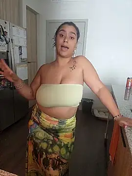 Snapshot of cinnaminnie chatting on November 5, 2025, 8:42 pm cinnaminnie online show from November 5, 2025, 8:42 pm