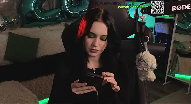 KiraLiLime online show from December 19, 2025, 7:21 pm