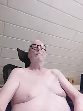 Snapshot of Greyhound70 chatting on November 7, 2025, 4:51 pm Greyhound70 online show from November 7, 2025, 4:51 pm