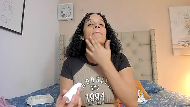 Snapshot of vanesasexyhot21 chatting on November 2, 2025, 2:03 am vanesasexyhot21 online show from November 2, 2025, 2:03 am