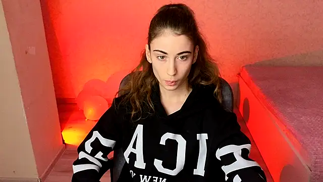 LittleFreya9 online show from December 8, 2024, 3:35 pm