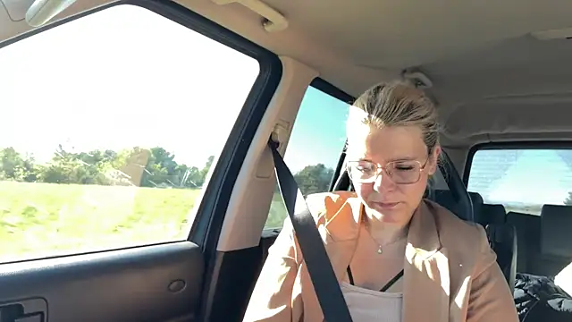 Snapshot of EmyLana chatting on October 12, 2025, 8:24 am EmyLana online show from October 12, 2025, 8:24 am