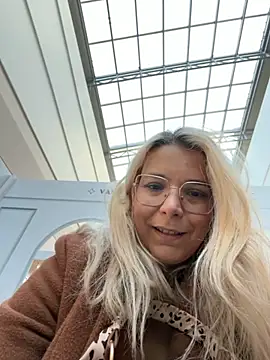 Snapshot of EmyLana chatting on October 30, 2025, 8:49 am EmyLana online show from October 30, 2025, 8:49 am