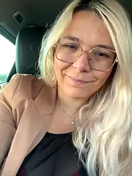 Snapshot of EmyLana chatting on November 5, 2025, 6:24 am EmyLana online show from November 5, 2025, 6:24 am