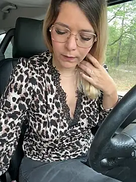 EmyLana online show from April 22, 2026, 6:49 am