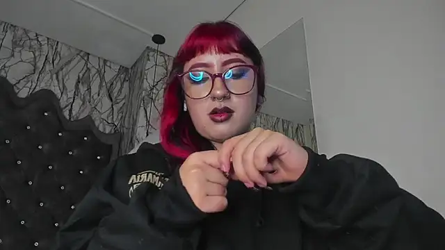 larissa01  online show from December 31, 2024, 11:42 am