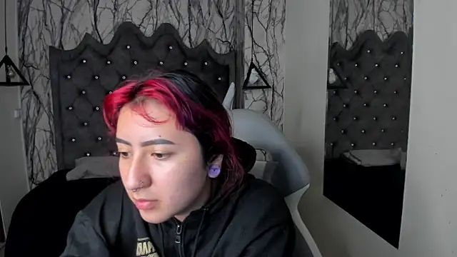 larissa01  online show from January 10, 2025, 2:57 am