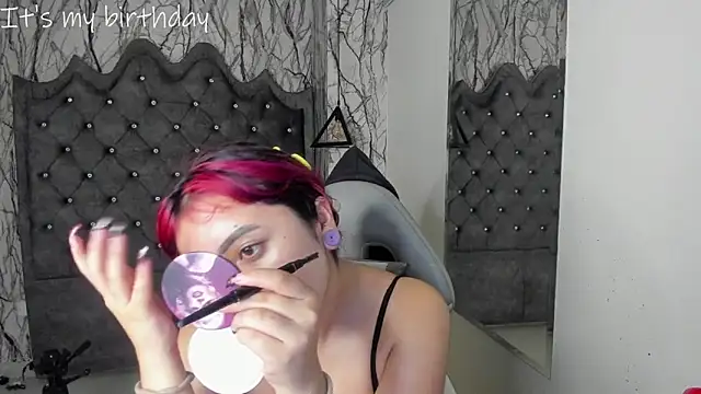 larissa01  online show from January 19, 2025, 3:18 am