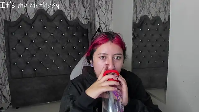 larissa01  online show from January 22, 2025, 3:09 am