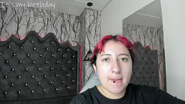 larissa01  online show from January 27, 2025, 2:42 am