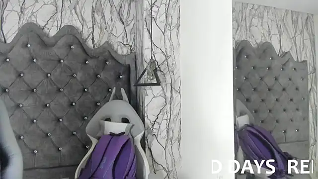 larissa01  online show from February 1, 2025, 3:41 am