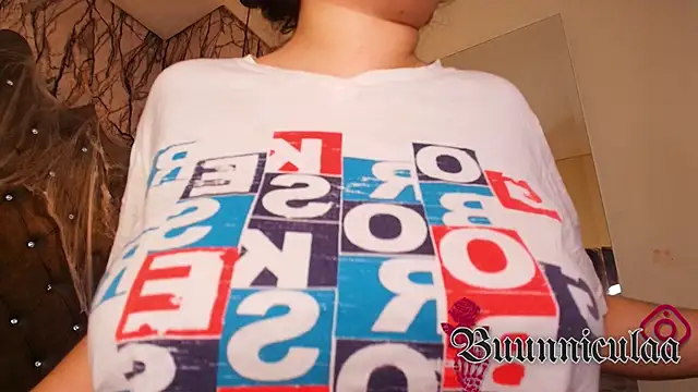 Snapshot of larissa01_ chatting on October 13, 2025, 4:01 am larissa01  online show from October 13, 2025, 4:01 am