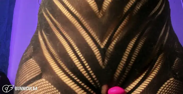 larissa01  online show from May 6, 2026, 10:26 pm