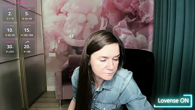 AriaGray online show from October 30, 2025, 1:56 pm