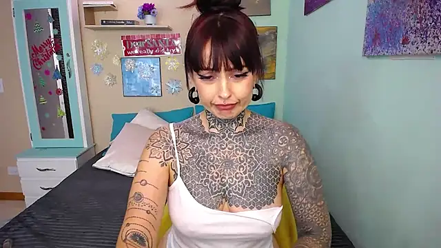 Snapshot of LolaRouse chatting on December 10, 2024, 9:11 pm LolaRouse online show from December 10, 2024, 9:11 pm