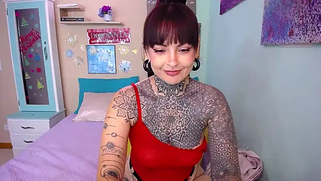 Snapshot of LolaRouse chatting on December 18, 2024, 8:36 pm LolaRouse online show from December 18, 2024, 8:36 pm