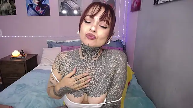 Snapshot of LolaRouse chatting on October 29, 2025, 5:47 pm LolaRouse online show from October 29, 2025, 5:47 pm