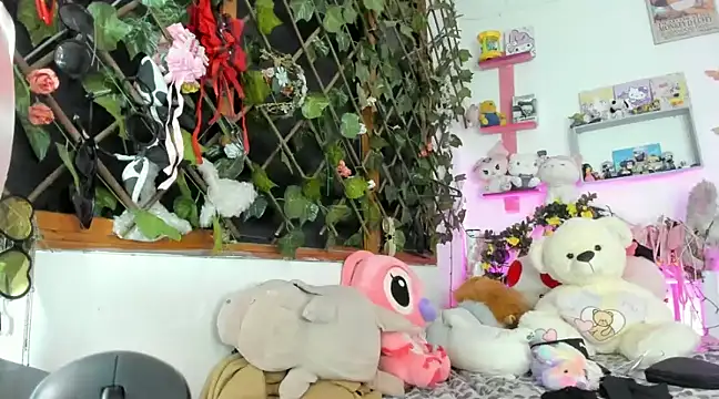 LunaDeCristall online show from February 11, 2025, 4:44 am