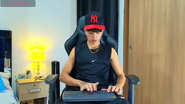  CamiloBass online show from May 13, 2026, 1:03 am