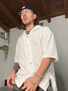 Snapshot of Valentino_Xander chatting on March 12, 2026, 4:51 am Valentino Xander online show from March 12, 2026, 4:51 am