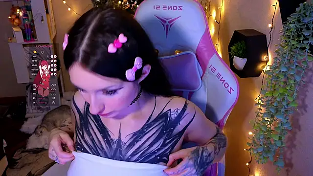 Snapshot of hikmurr chatting on January 15, 2025, 4:00 pm hikmurr online show from January 15, 2025, 4:00 pm