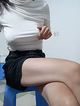 Snapshot of Hera_hera chatting on February 21, 2025, 3:21 pm Hera hera online show from February 21, 2025, 3:21 pm